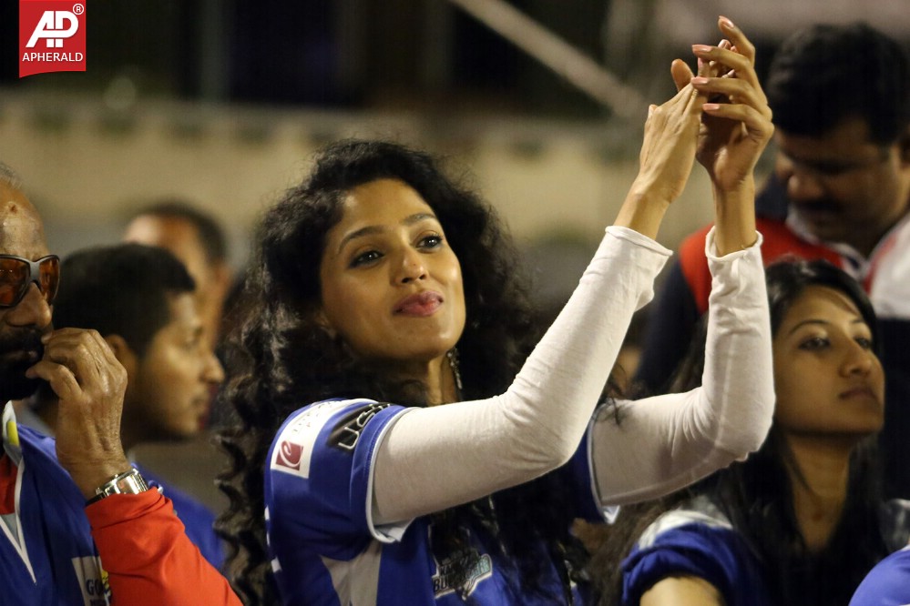 Karnataka Bulldozers Vs Mumbai Heroes Match